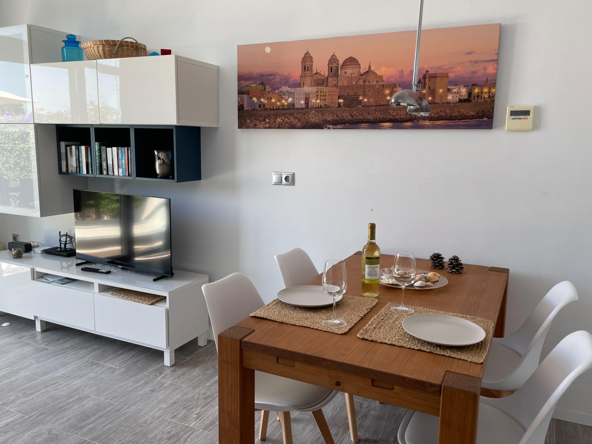Wohn-/Essbereich mit Smart TV