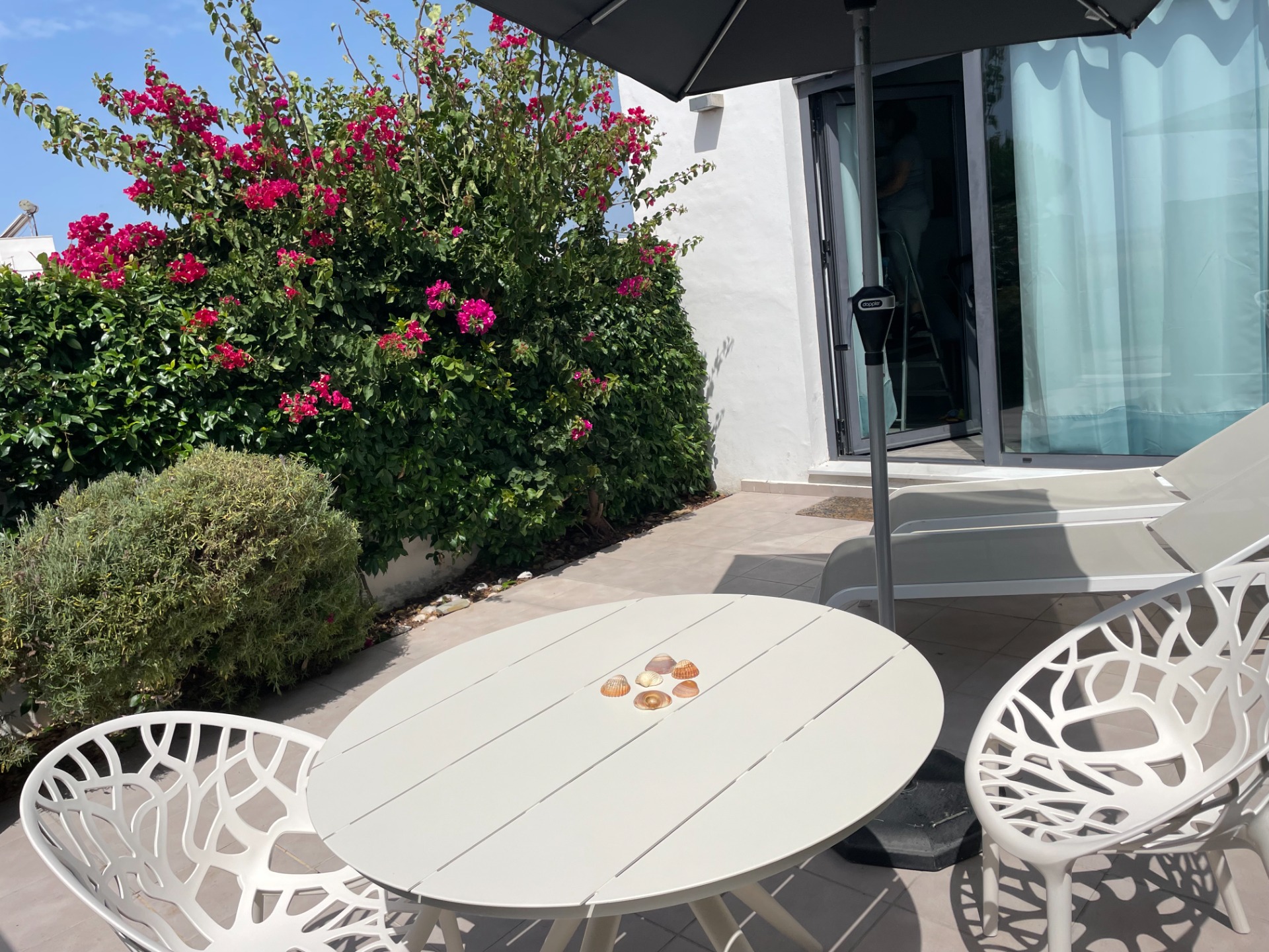 Terrasse mit Esstisch und Liegen